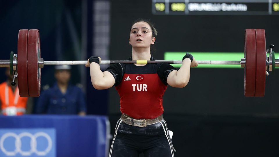 Milli halterci Nuray Güngör Levent’ten gümüş madalya