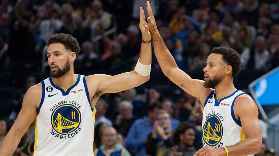 NBA’de son şampiyon Warriors sezonu galibiyetle açtı