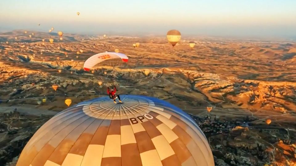 Fransız sporcu Kapadokya’da 2 bin 600 metre yükseklikteki balondan atladı