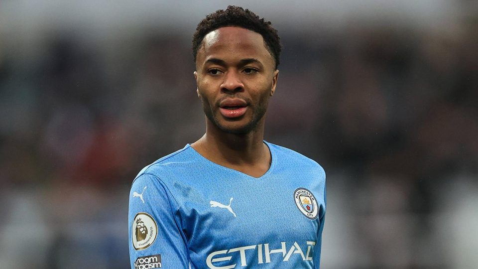 Evine silahlı saldırgan giren İngiliz futbolcu Sterling, Londra’ya döndü