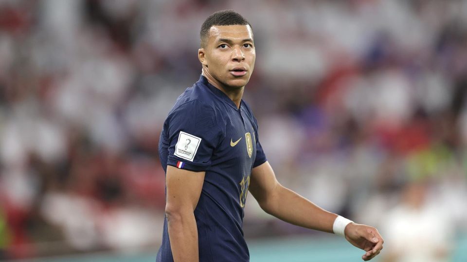 Fransız futbolcu Mbappe alkollü içki logosunu kaldırttı