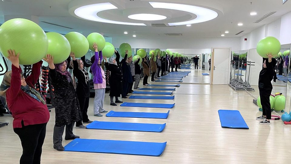 Aksaray’da 60 yaş ve üzeri kadınlar aktivite merkezlerinde vakit geçiriyor