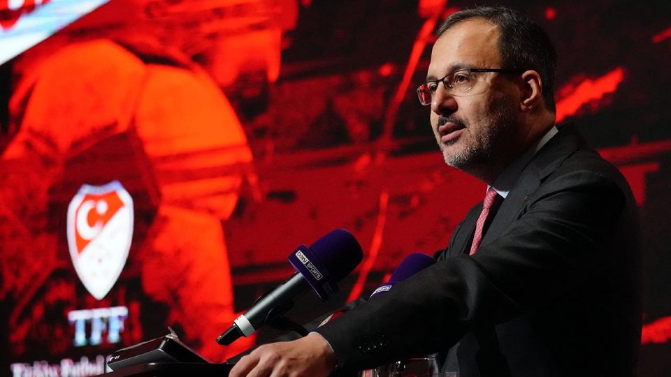 Bakan Kasapoğlu: Türk futbolu oyun tarzını inşa etmeliyiz