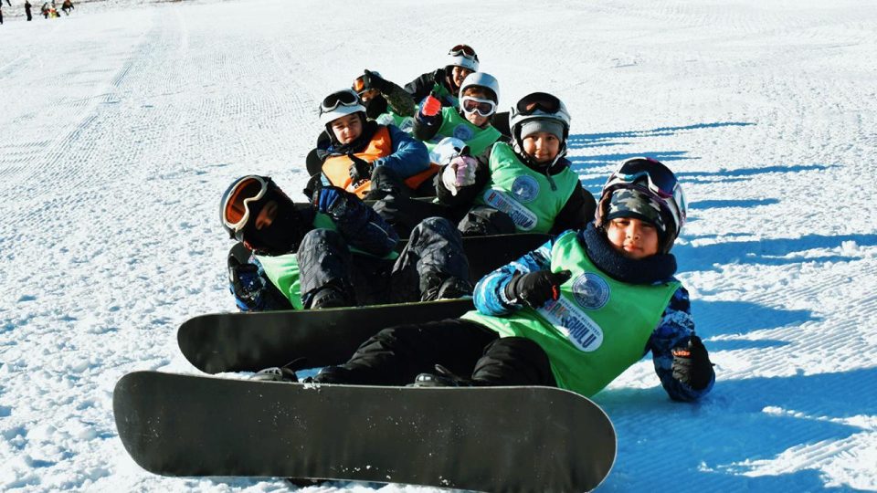 Erciyes Kayak Okulu’nda kayak ve snowboard eğitimi veriliyor