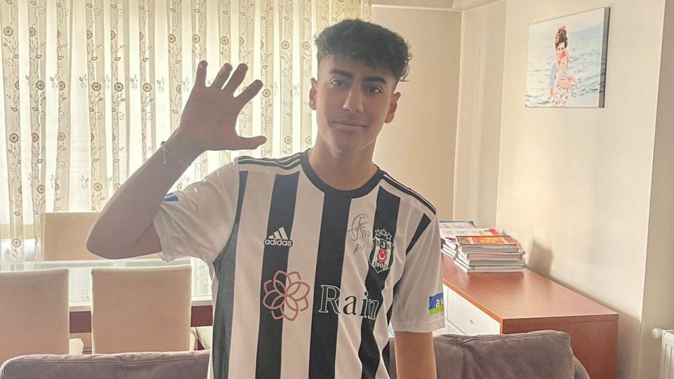 Aboubakar depremzede taraftar Semih’e imzalı formasını gönderdi