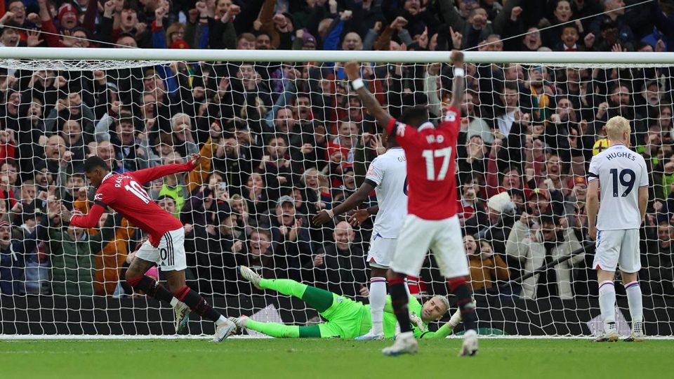 Manchester United zirve takibini sürdürdü