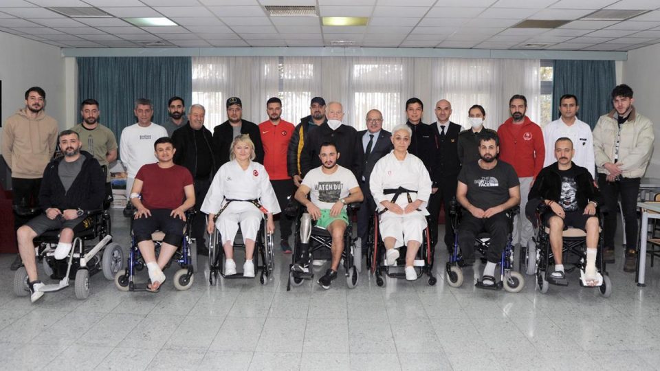 Milli para karateciler gazilerle bir araya geldi