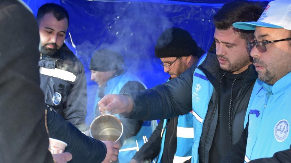 Rıza Kayaalp Hatay’da kurtarma çalışmalarına katıldı