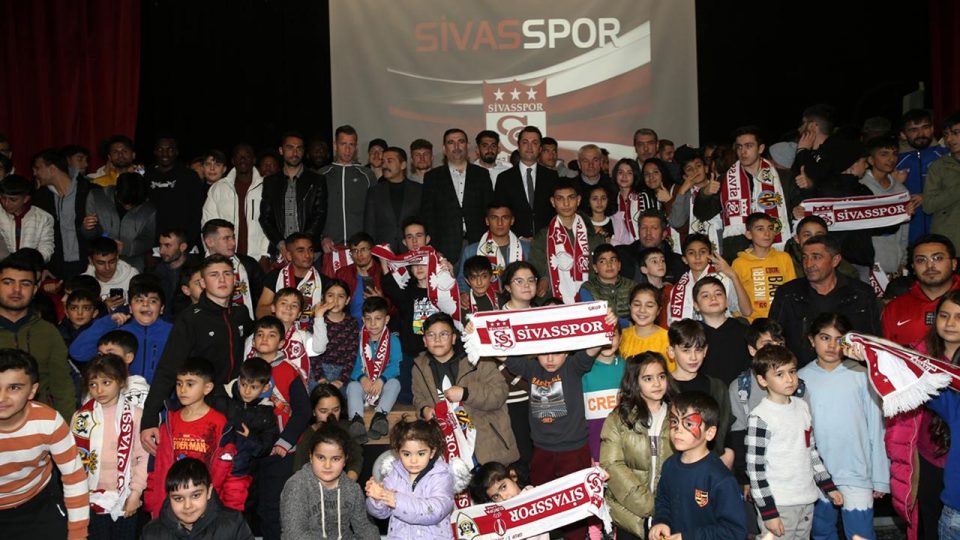 Sivasspor’da Rıza Çalımbay ve futbolcular depremzede çocuklarla buluştu