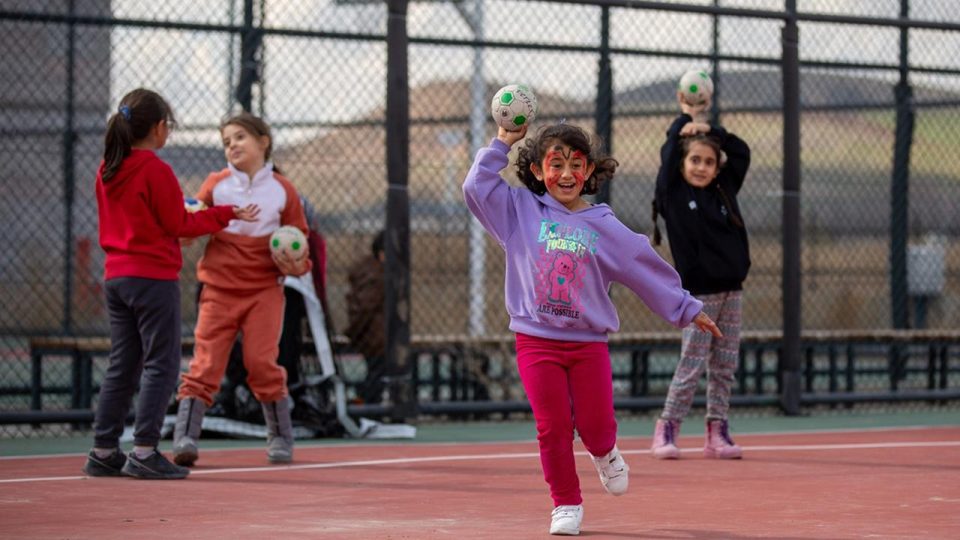 Depremzede çocuklara hentbol dersi veriliyor