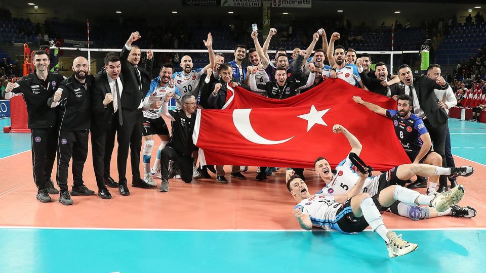 Halkbank 9 yıl sonra yarı finalde