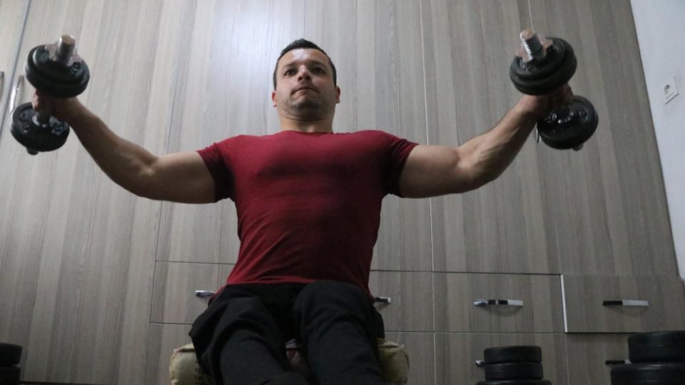 Köyde halter çalışan bedensel engelli sporcu hayalinin peşinden koşuyor