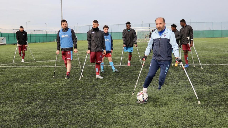 Trafik kazasında bacağını kaybetti tutkusu futbolun peşinden koşarak hayata bağlandı