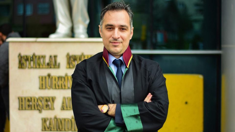 Avukatlık cübbesini çıkarıp gençlere yüzme öğretiyor