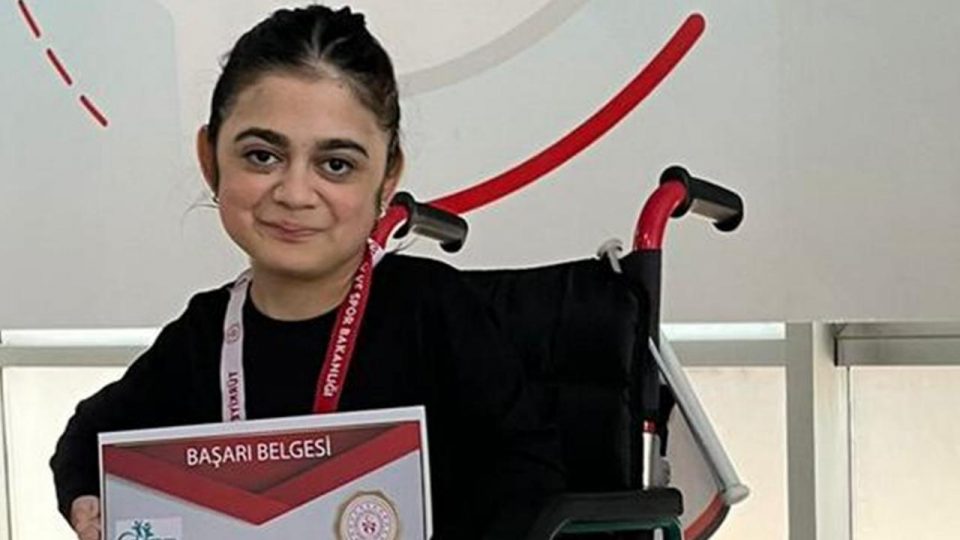 Bedensel engelli Selen Yüksel yüzmede Türkiye şampiyonu oldu
