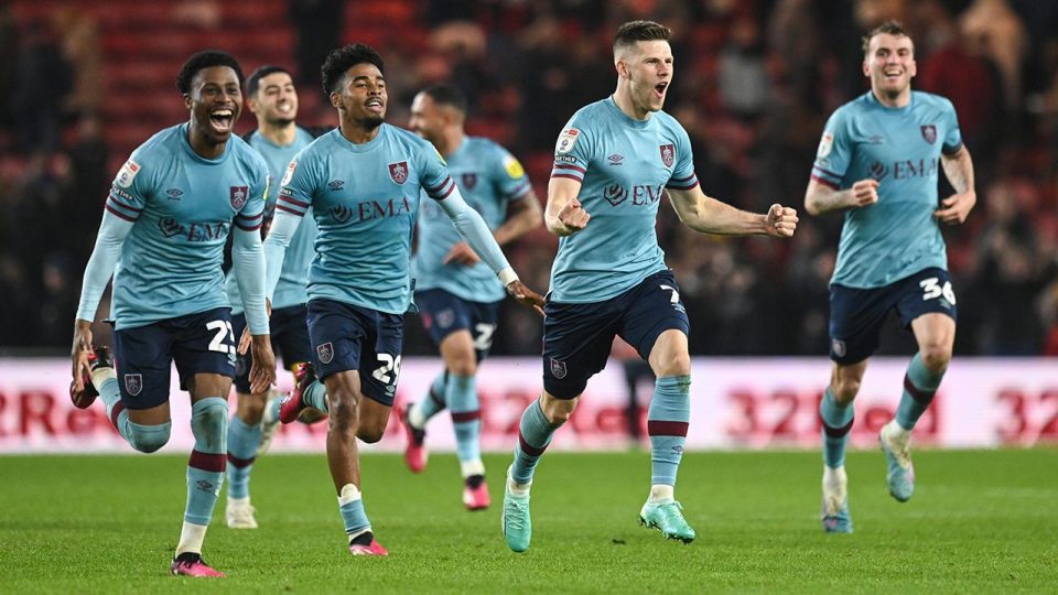 Burnley Premier Lig’e yükselmeyi garantiledi