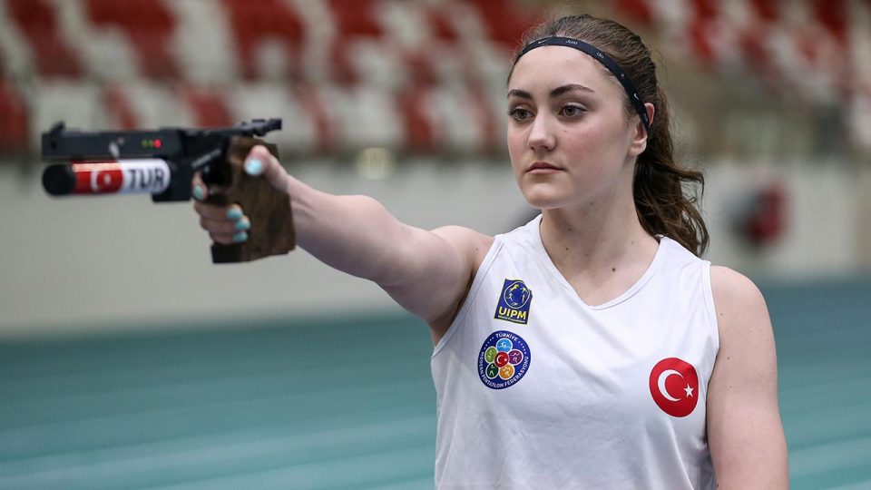 Modern pentatlon sporcusu Eda Özrodop hedeflerine ulaşmak için çalışıyor