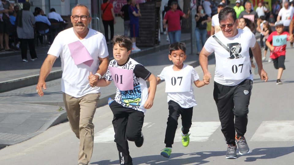 Antalya’da dede ve torunları bağımlılığa dikkati çekmek için koştu
