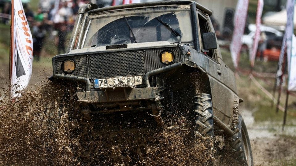 Düzce’de off-road sporcuları afet gönüllüleri için yarıştı