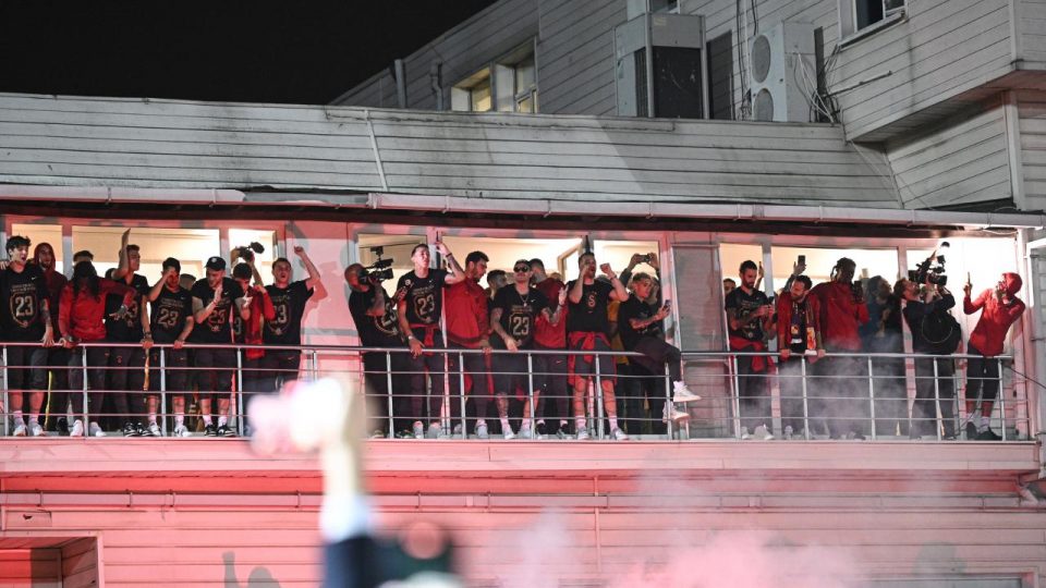 Galatasaray şampiyonluğu taraftarıyla kutladı