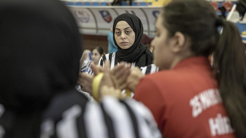 Lisede başladığı bilek güreşinde genç yaşta uluslararası hakem oldu