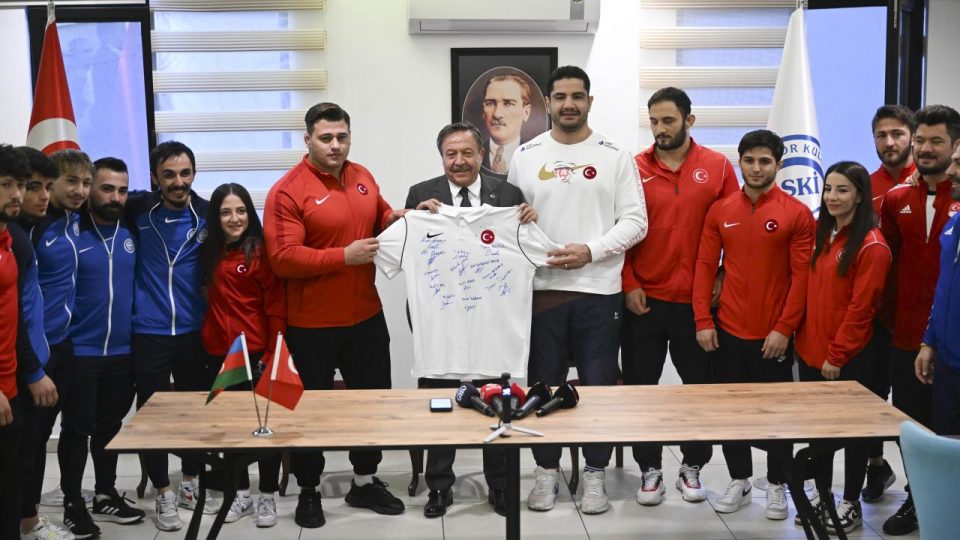 Milli güreşcilerin yeni hedefi 2024 Paris Olimpiyatları