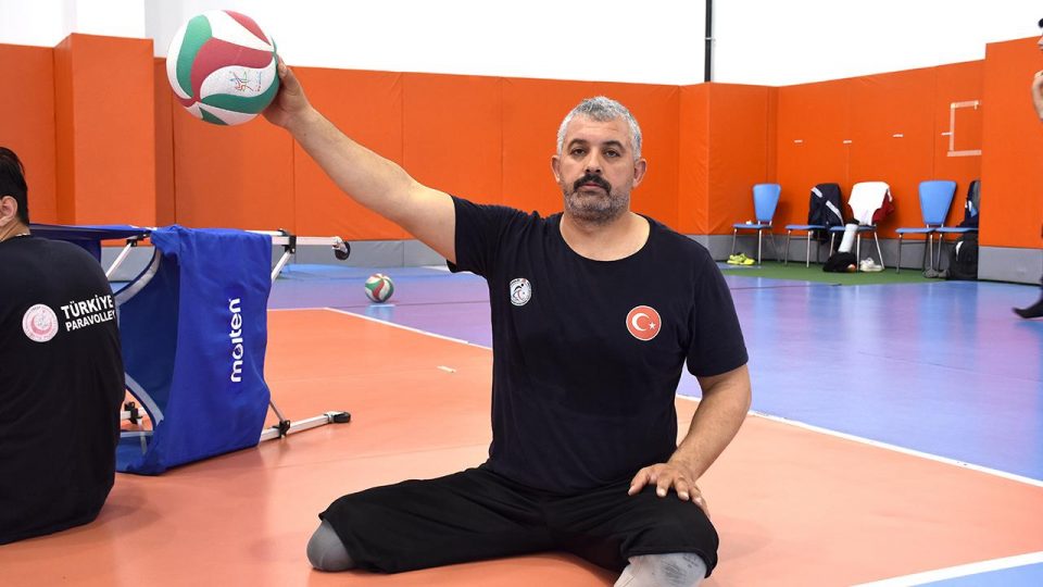 Terör gazisi Mehmet Orçan Oturarak Voleybol Milli Takımı’nın başarısı için ter döküyor