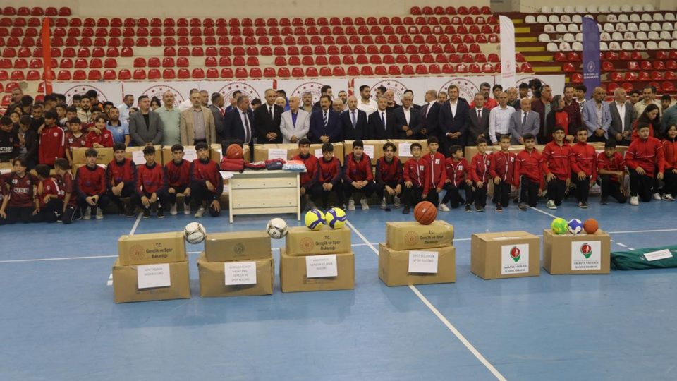 Amasya’da spor kulüplerine spor malzemesi yardımı yapıldı