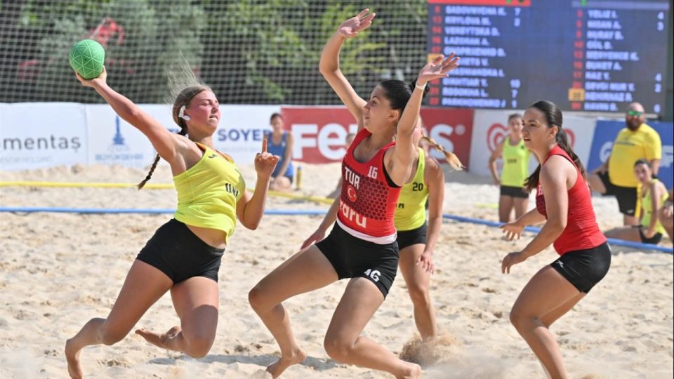 Avrupa 17 Yaş Altı Plaj Hentbolu Şampiyonaları İzmir’de başladı