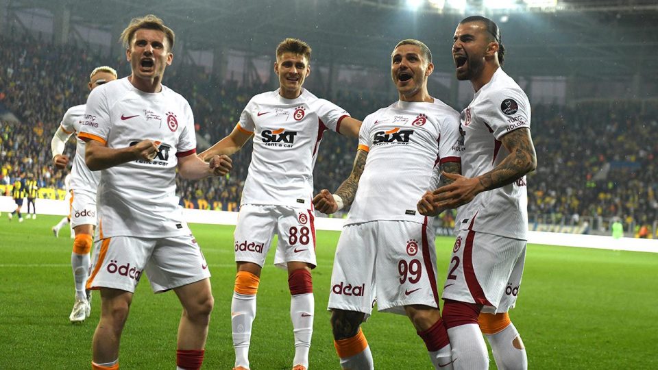 Galatasaray Türk futbolcuları kadroda tutmayı planlıyor