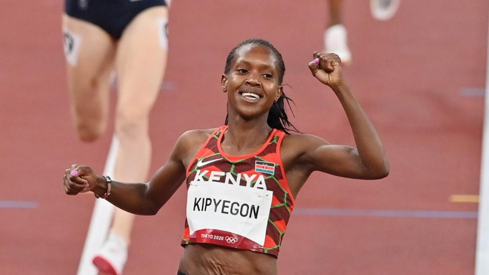 Kenyalı atlet Faith Kipyegon kadınlar 1500 metrede dünya rekoru kırdı
