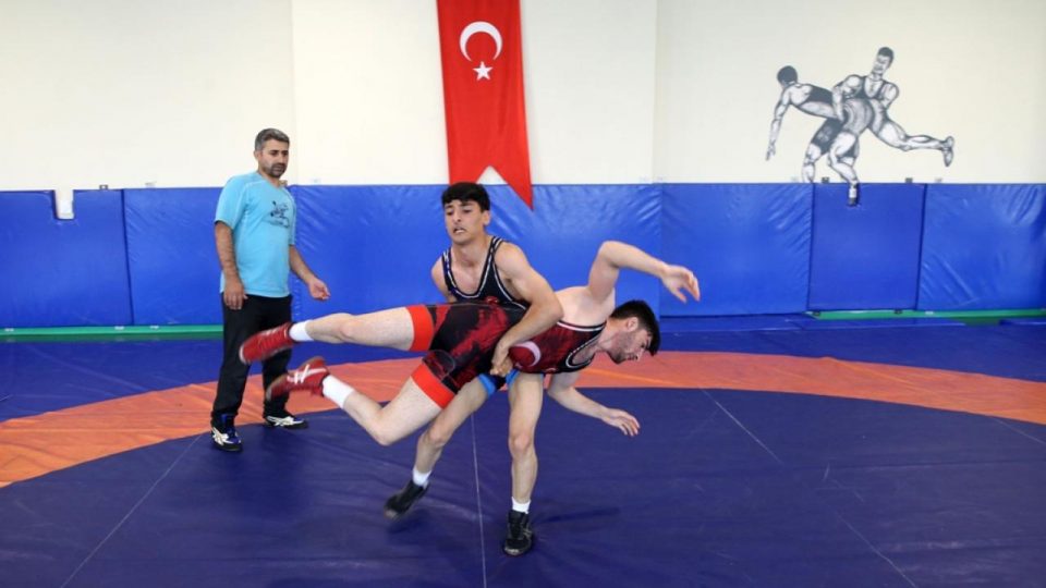Muşlu güreşçi dünya şampiyonluğu hedefiyle günde 6 saat antrenman yapıyor