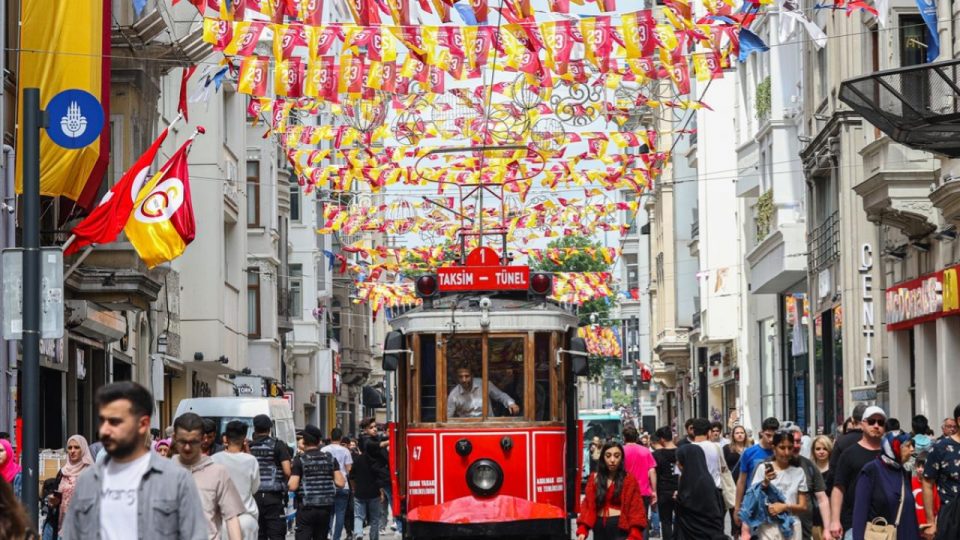 Şampiyon Galatasaray’ın bayrakları İstiklal Caddesi’ne asıldı
