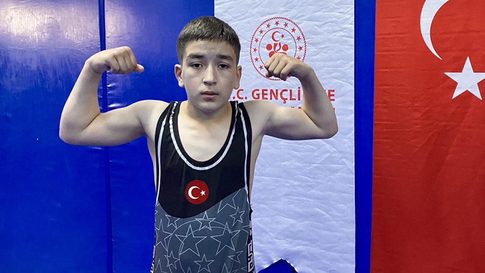 Taha Akgül’ü örnek alan depremzede güreşçi birinciliği hedefliyor