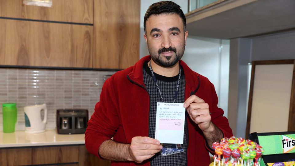 Trabzonsporlu futbolcuların bıraktığı not kafeterya işletmecisini duygulandırdı